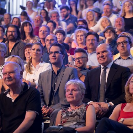 Med publiko Fanči Kuhar, župan občine Piran Đenio Zadkovič, generalni direktor RTV Slovenija Andrej Grah Whatmough.
Foto: Ale&scaron;Rosa.