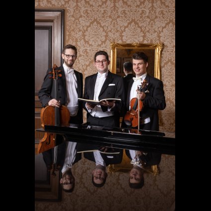 LOBKOWICZ TRIO
Luk&aacute;&scaron; Kl&aacute;nsk&yacute; - klavir
Jan Mr&aacute;ček - violina
Ivan Vok&aacute;č - čelo
